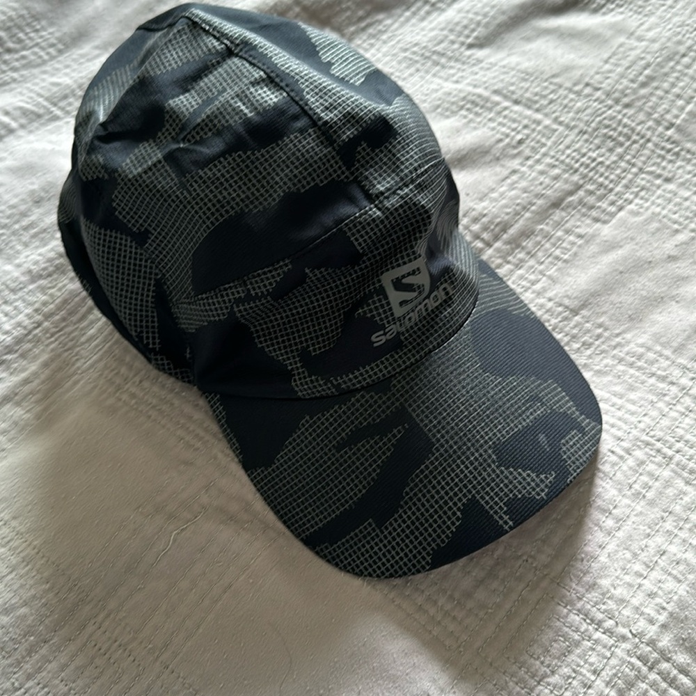 Salomon light weight running hat